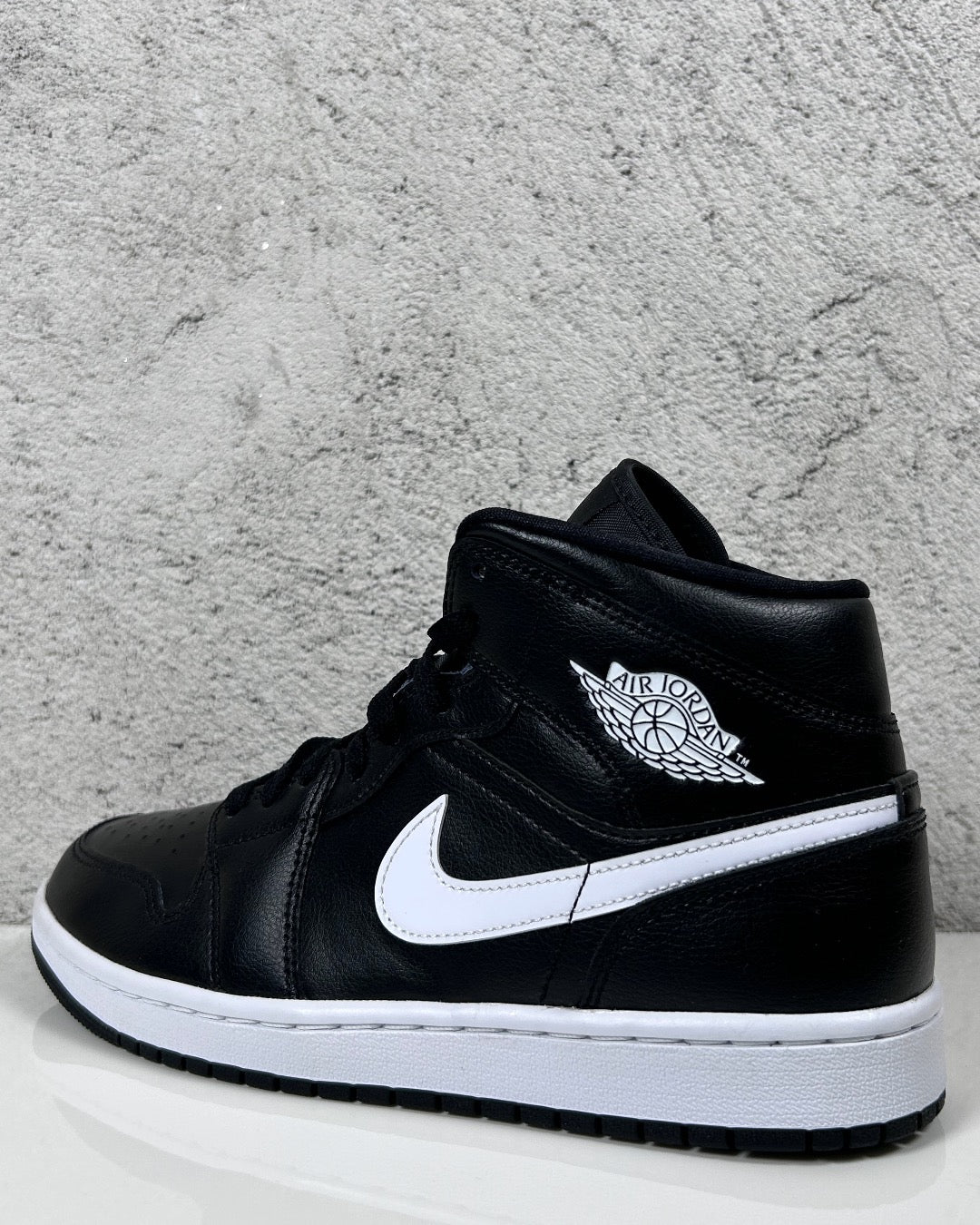 Air Jordan 1 Mid Black White