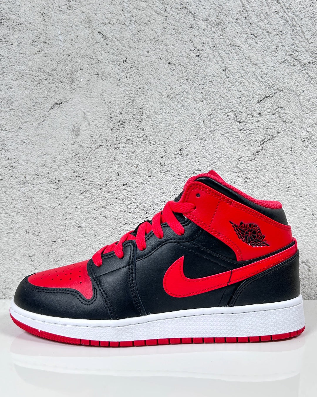 Air Jordan 1 Mid Alternate Bred