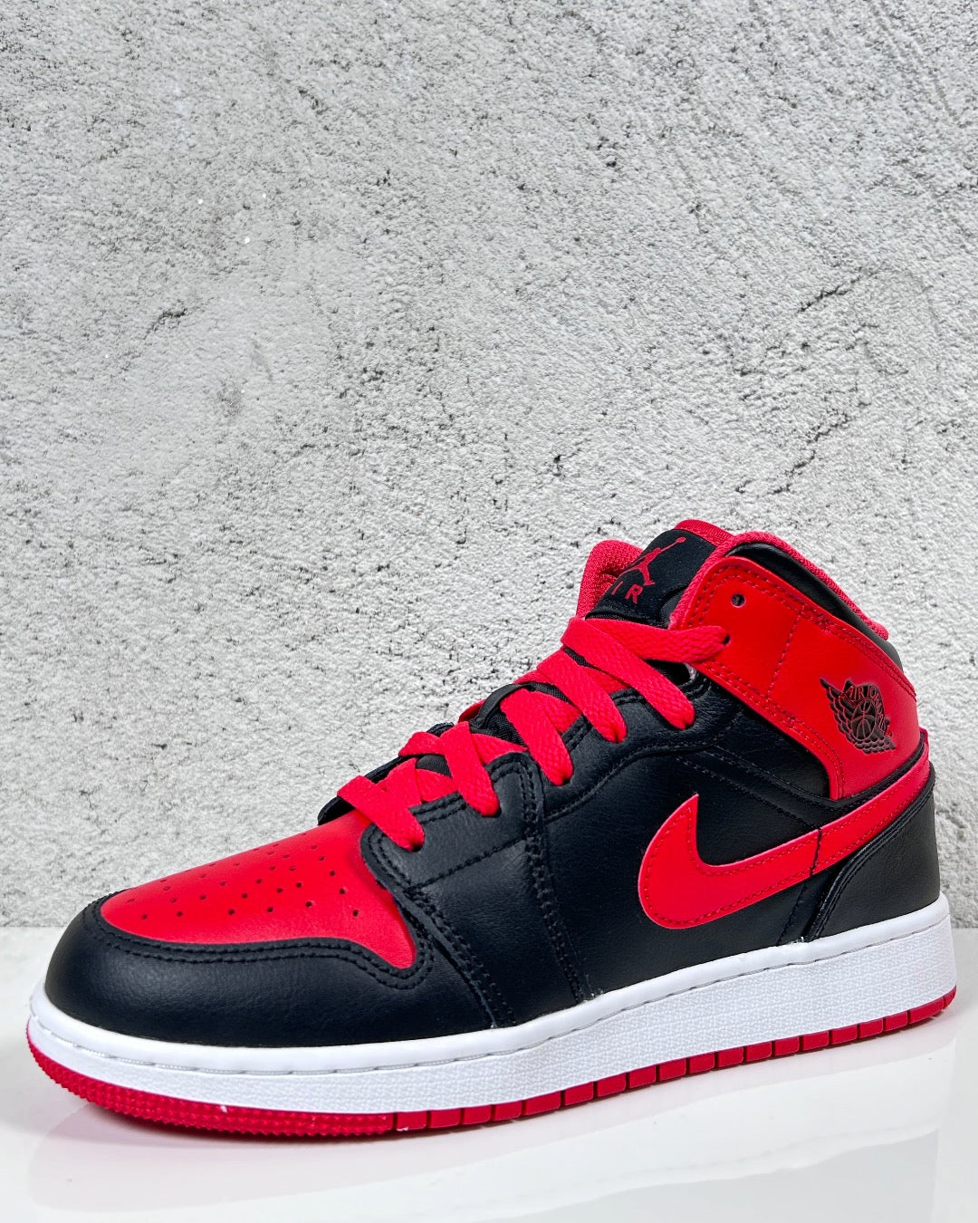 Air Jordan 1 Mid Alternate Bred