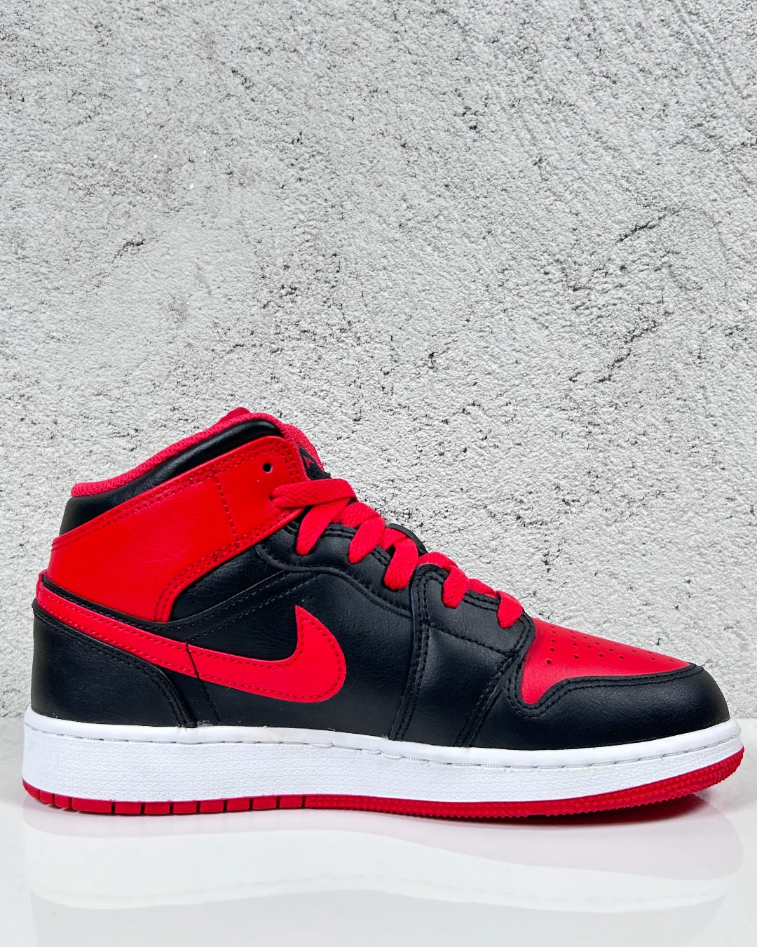 Air Jordan 1 Mid Alternate Bred