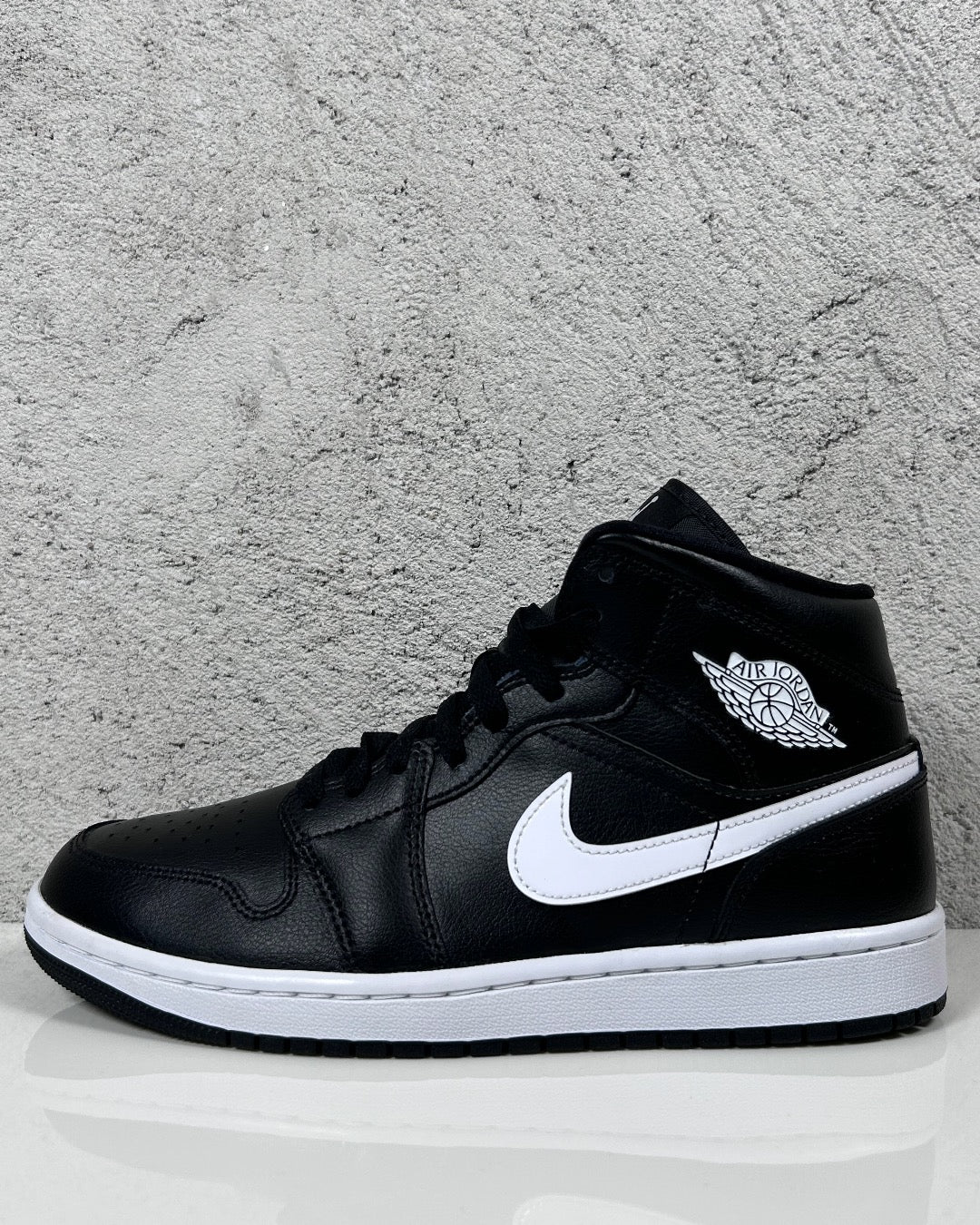 Air Jordan 1 Mid Black White