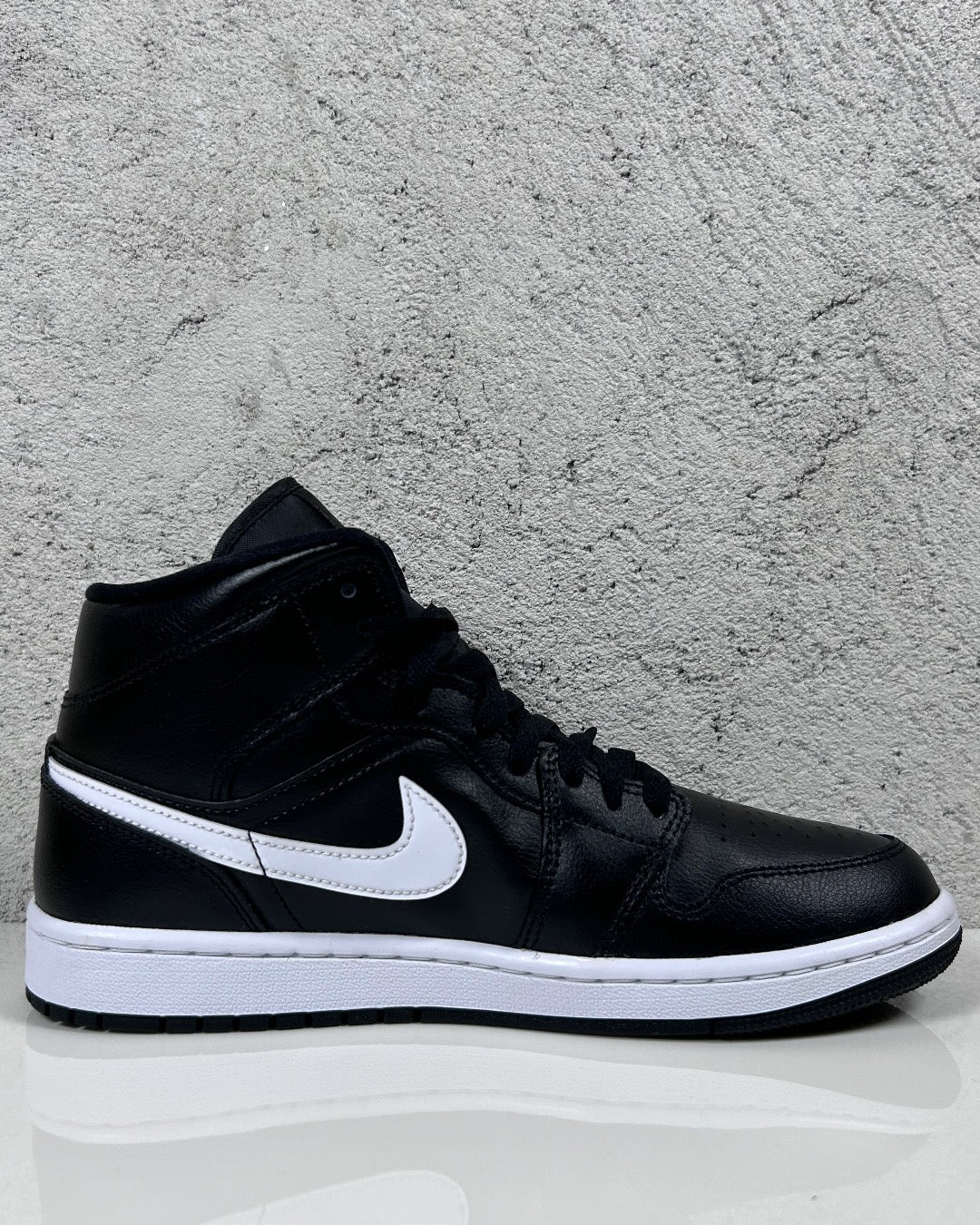 Air Jordan 1 Mid Black White