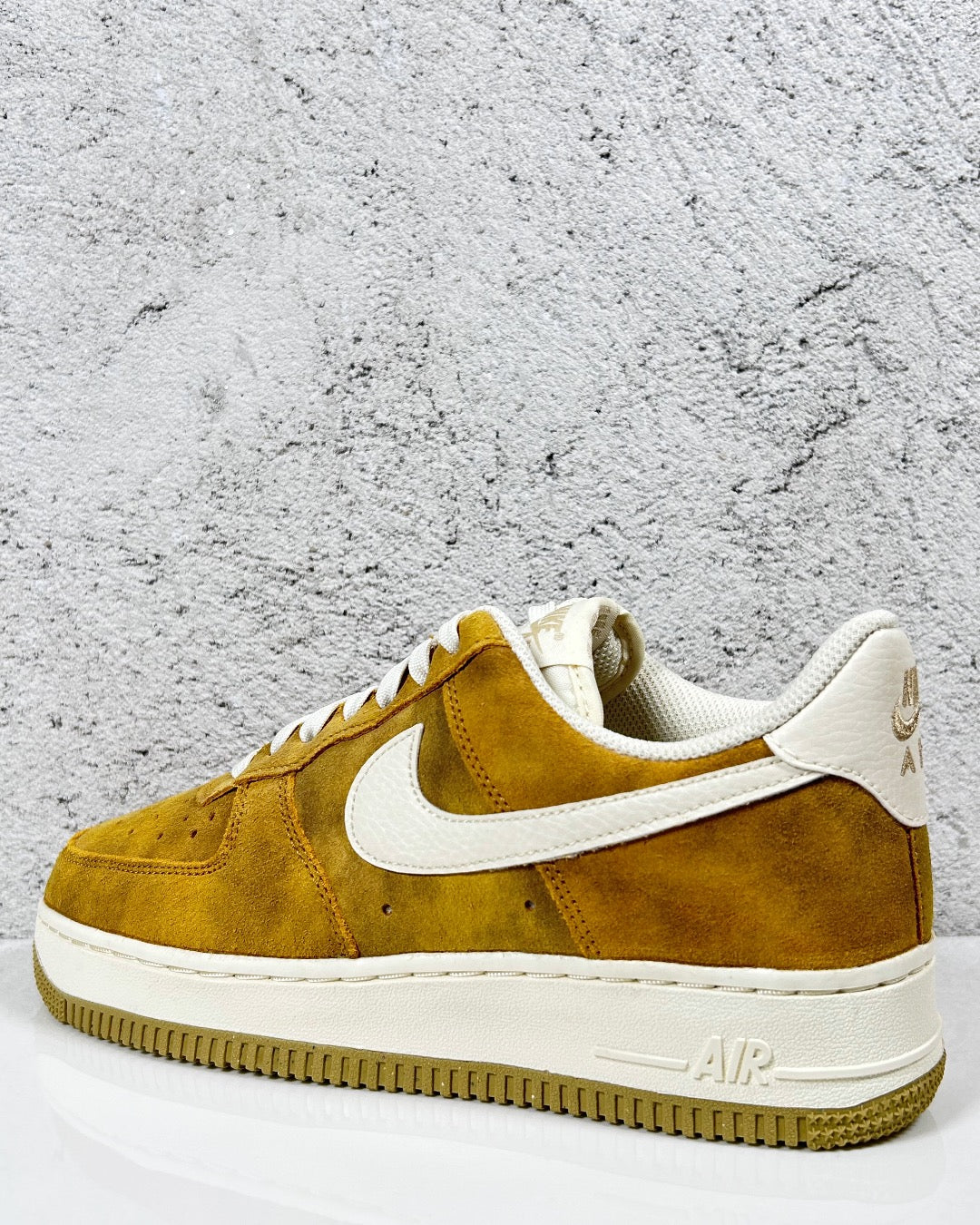 Nike Air Force 1 07 Sanded Gold