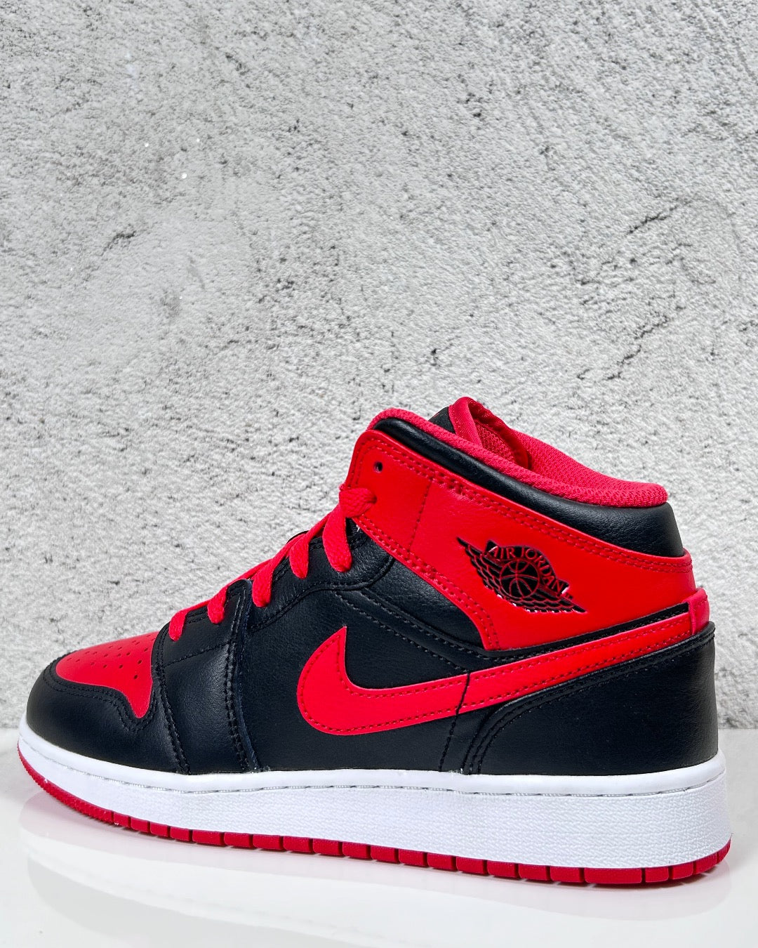 Air Jordan 1 Mid Alternate Bred