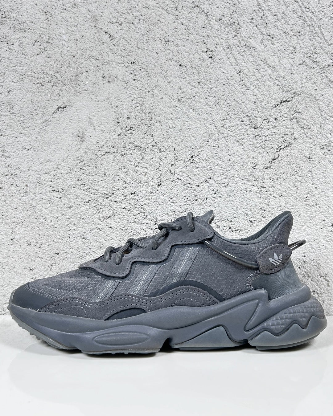 Ozweego grey shop four