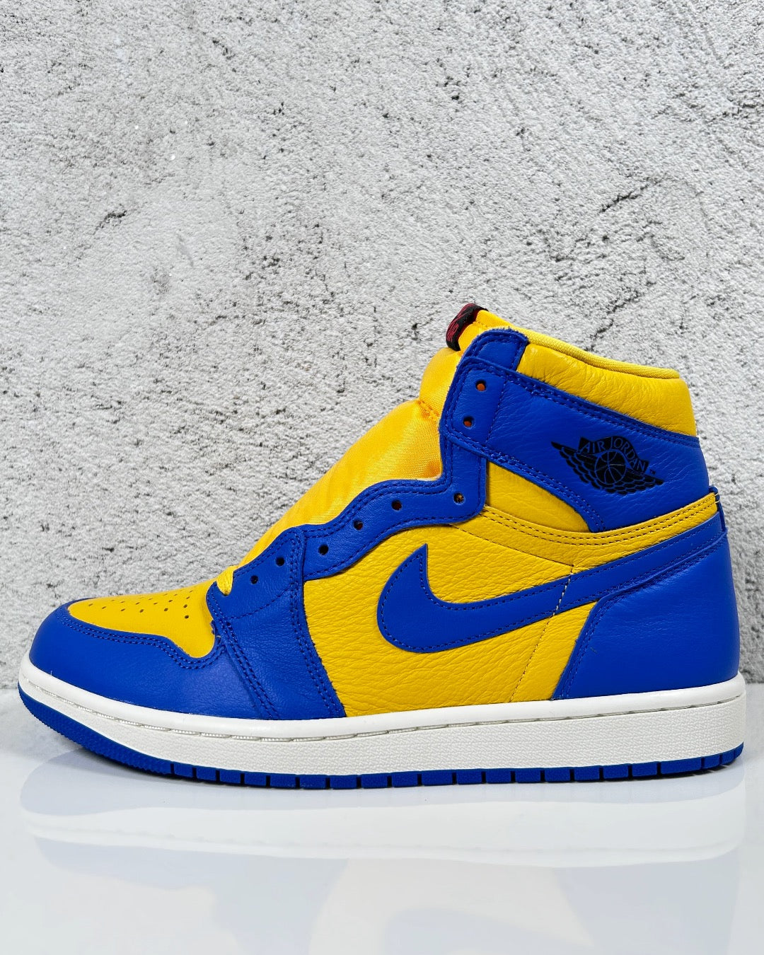 Air jordan 1 laney on sale